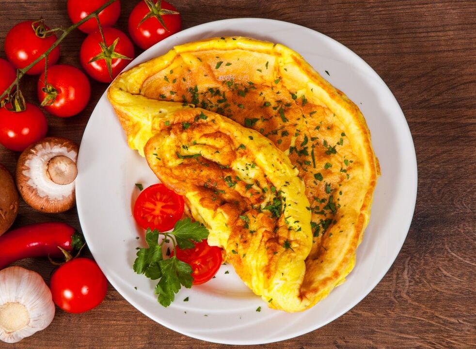 ခရမ်းချဉ်သီးကြက်ဥအစားအစာပန်းကန်နှင့်အတူ omelet
