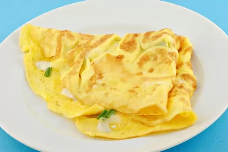 တစ်ဘိုဟိုက်ဒရိတ် - အခမဲ့အစားအစာများအတွက်ဒိန်ခဲနှင့်အတူ omelet